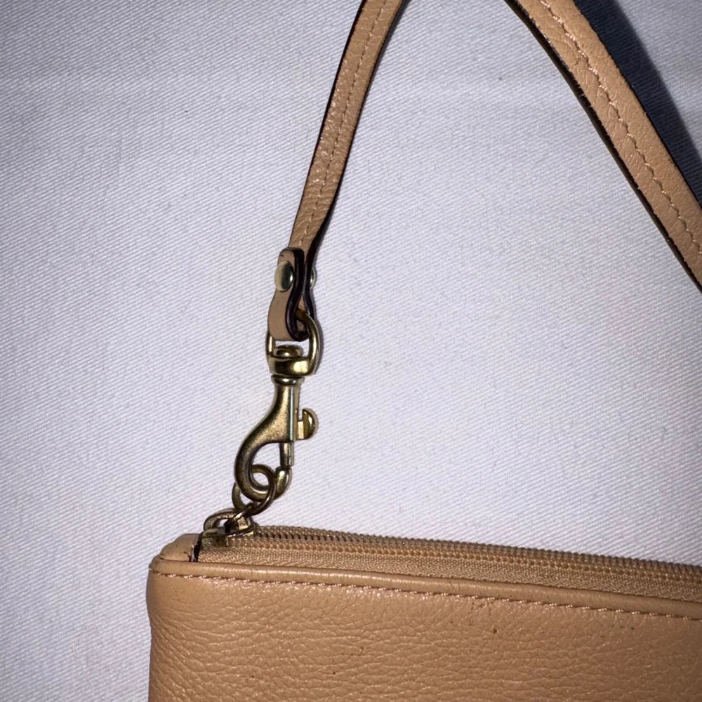 Coach Wristlet Pouch Tan Excellent Pebbled Leather Gold Logo Zip Top Small